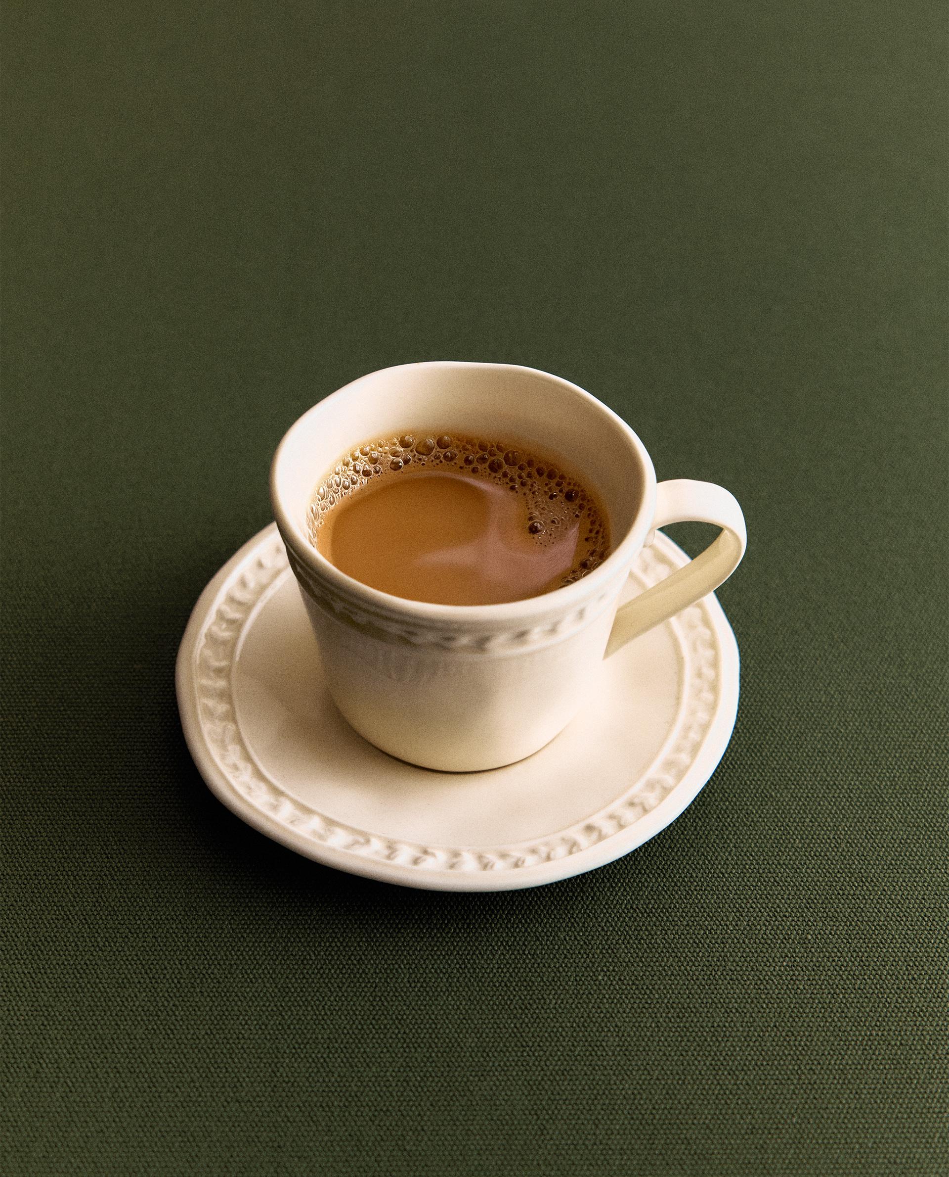 TAZA DE CAFÉ Y PLATO RELIEVE GRES