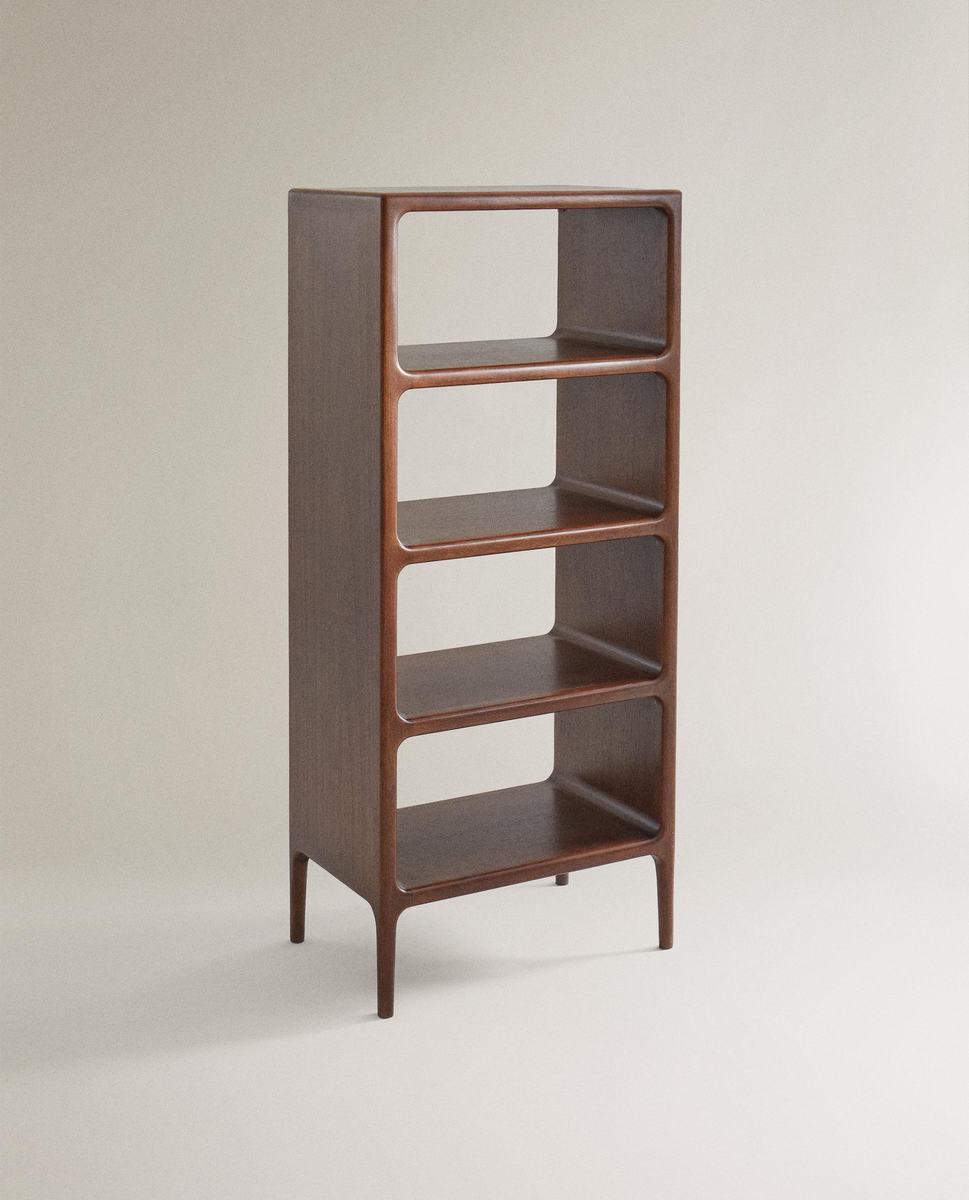 TALL SHELVING UNIT
