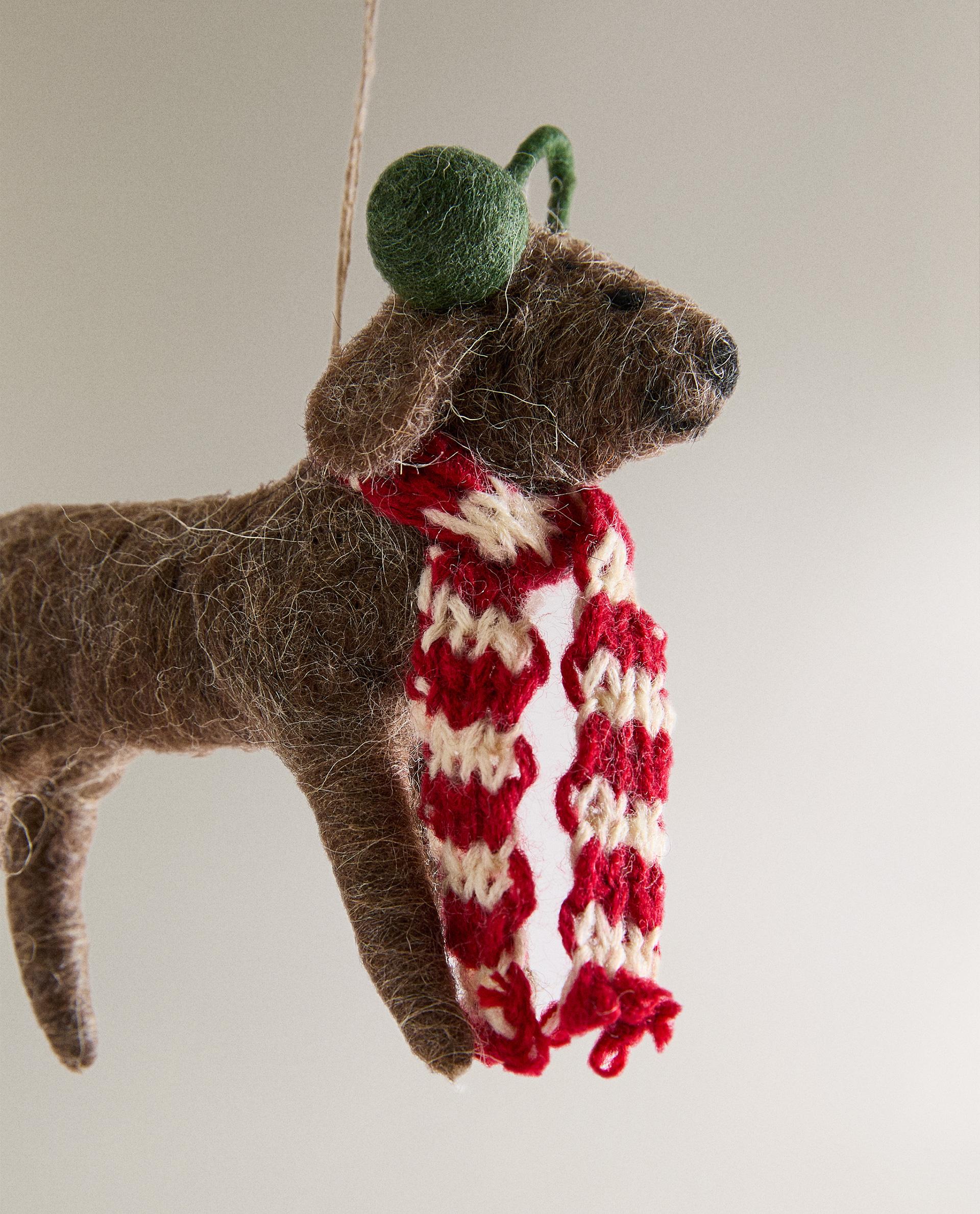 WOLLEN HOND MET SJAAL KERSTBOOMHANGER