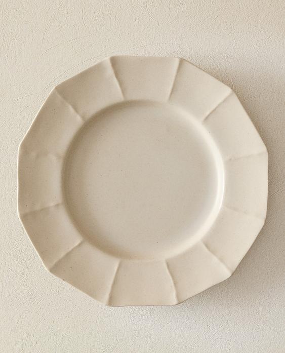 PRATO RASO DE GRÉS COM RELEVO LINHAS NA BORDA