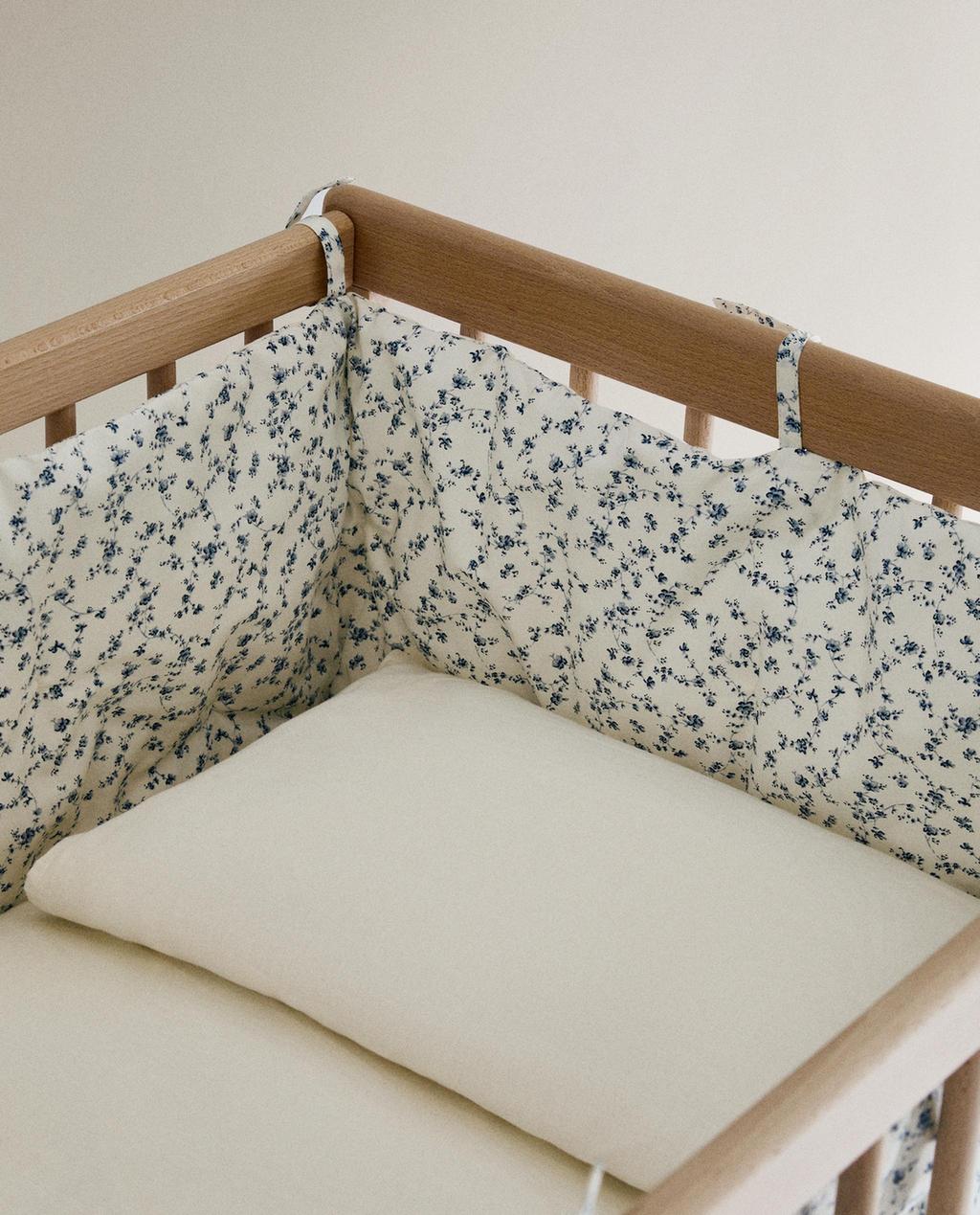 MAZUĻU GULTIŅAS MALU POLSTERĒJUMS AR ZILU ZIEDU RAKSTU MAZUĻU GULTIŅAS MALU POLSTERĒJUMS AR ZILU ZIEDU RAKSTU