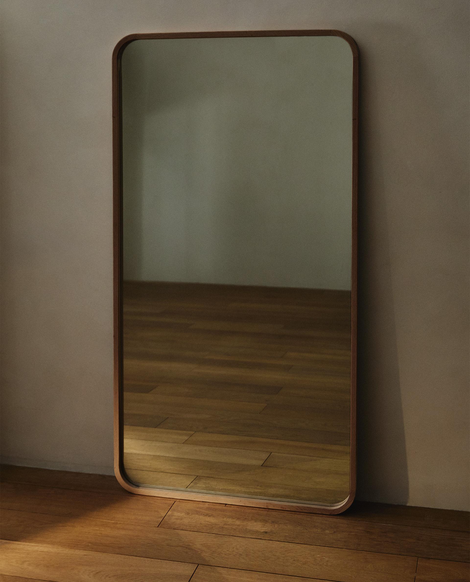 LARGE VERTICAL MIRROR WITH ROUNDED FRAME