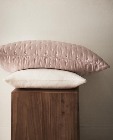 PLAIN QUILTED CUSHION COVER WITH KNOTS