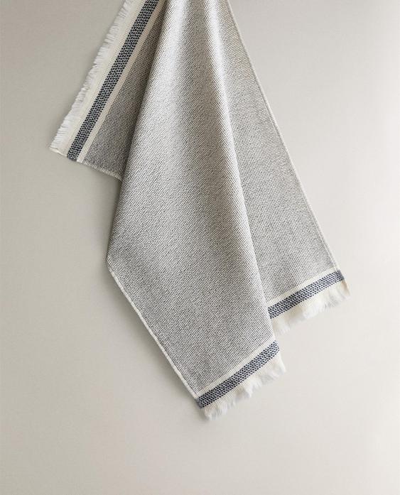 КУХОННИЙ РУШНИК ІЗ МАХРОВОЇ БАВОВНИ З КОНТРАСТНИМИ КРАЯМИ КУХОННИЙ РУШНИК ІЗ МАХРОВОЇ БАВОВНИ З КОНТРАСТНИМИ КРАЯМИ