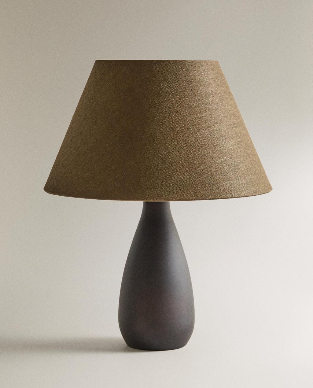 STOLNÍ LAMPA SE ŽELEZNOU ZÁKLADNOU