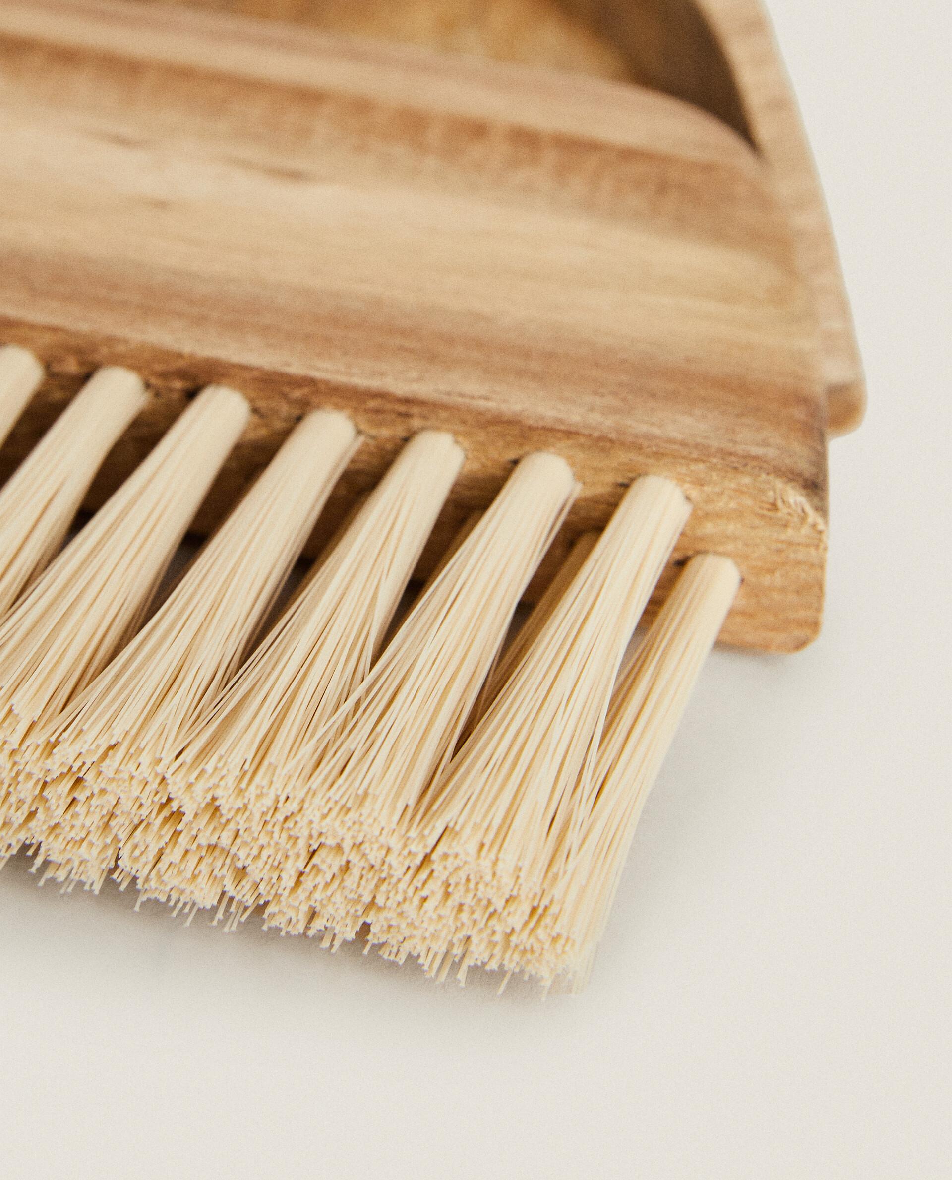 WOODEN DUSTPAN AND BRUSH product thumbnail 3