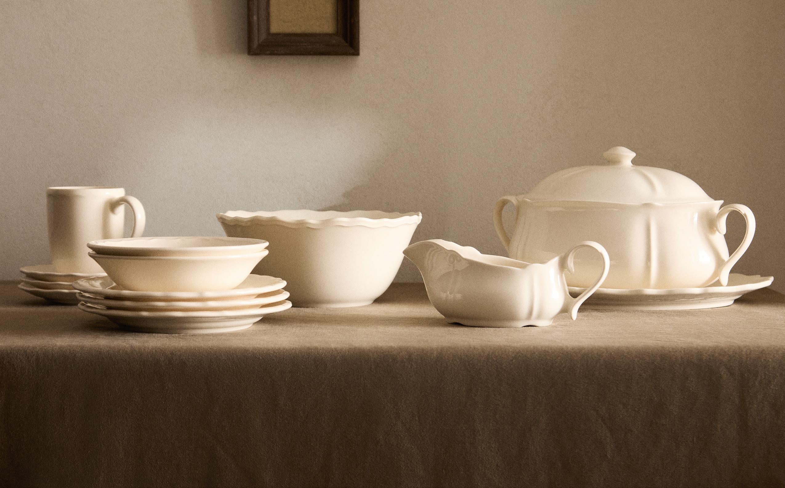 EARTHENWARE DINNER SET WITH RAISED EDGE