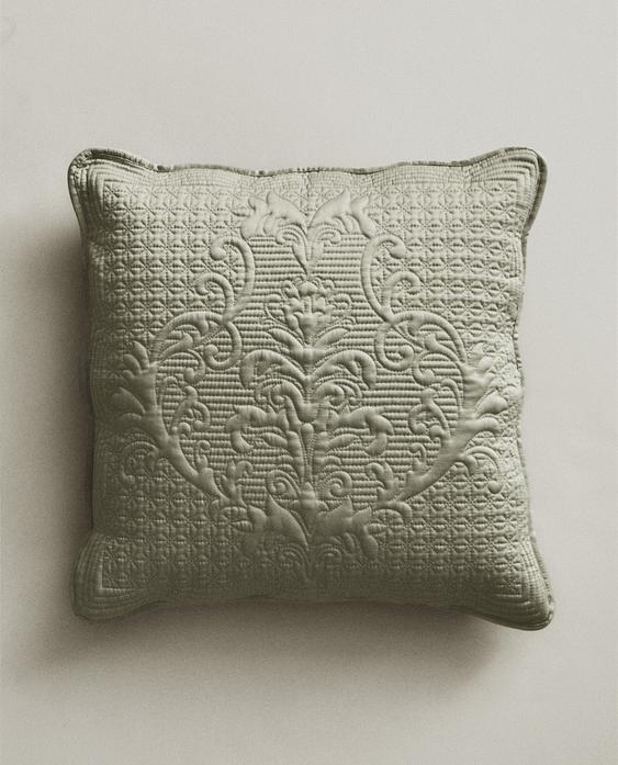 QUILTED CUSHION COVER WITH RAISED DESIGN