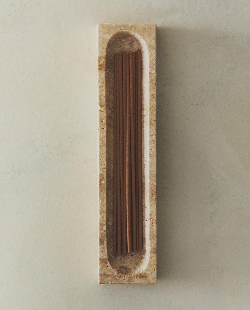 SET ME SHKOPINJ INCENSE ME AROMËN E TRËNDAFILIT DHE PIVOINËS ME MBËSHTETJE