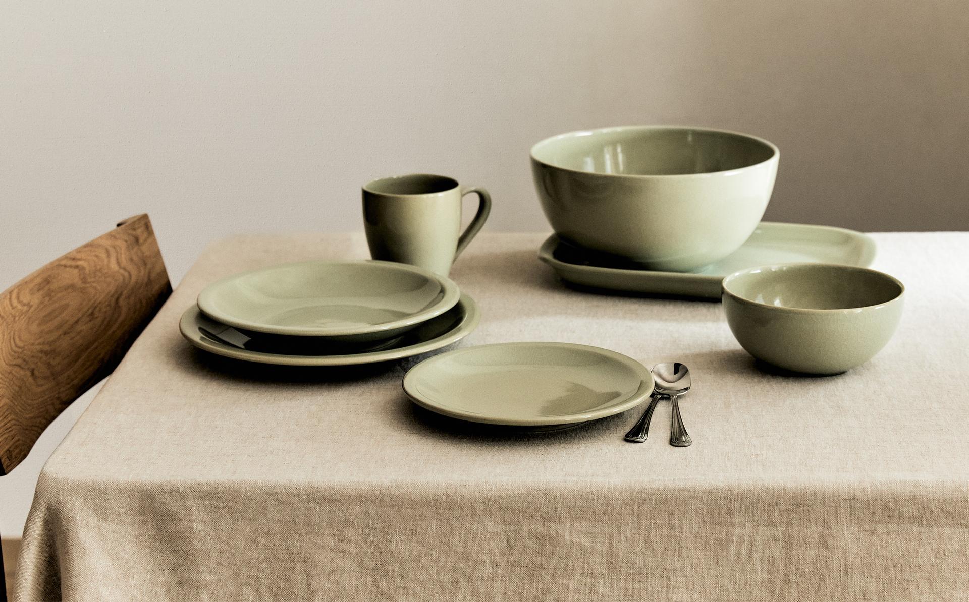 ENAMELLED STONEWARE DINNER SET ENAMELLED STONEWARE DINNER SET
