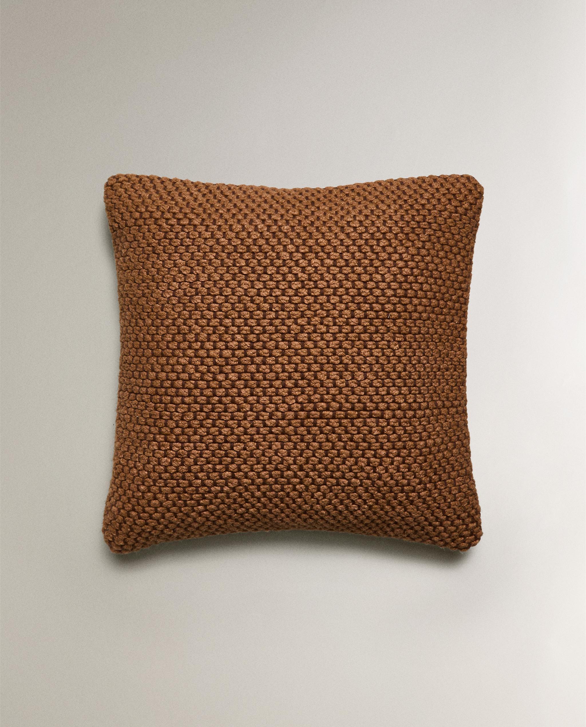 クッションカバー ZARAHOME  Cushion Cover ベッドルームにふさわしいクッションカバー | Zara Home 日本