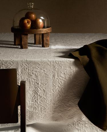 JACQUARD-TISCHDECKE MIT BLATTMUSTER