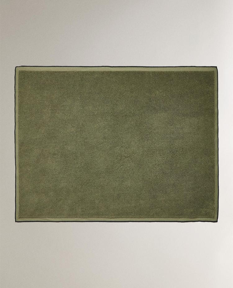 BATH MAT WITH COLOURED TOPSTITCHING