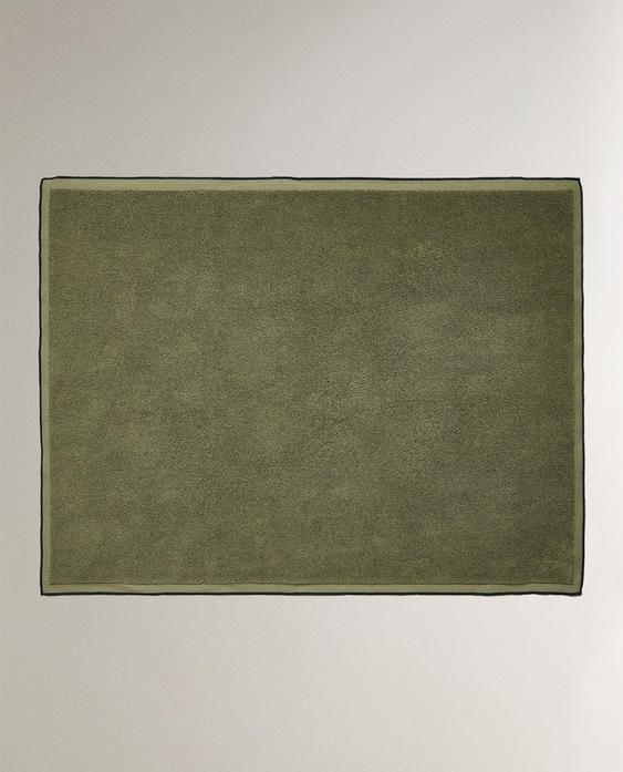 BATH MAT WITH COLOURED TOPSTITCHING BATH MAT WITH COLOURED TOPSTITCHING