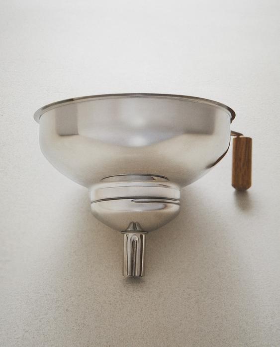 KITCHEN FUNNEL WITH WOODEN HANDLE