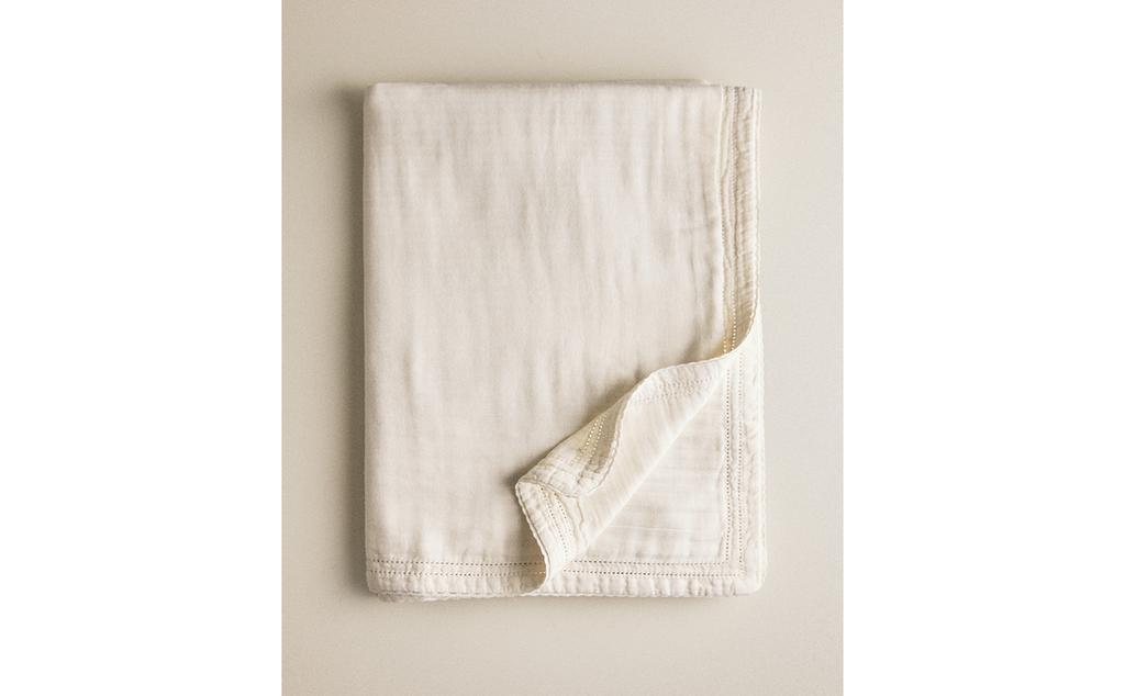 CHILDREN’S MUSLIN BLANKET WITH LACE TRIM