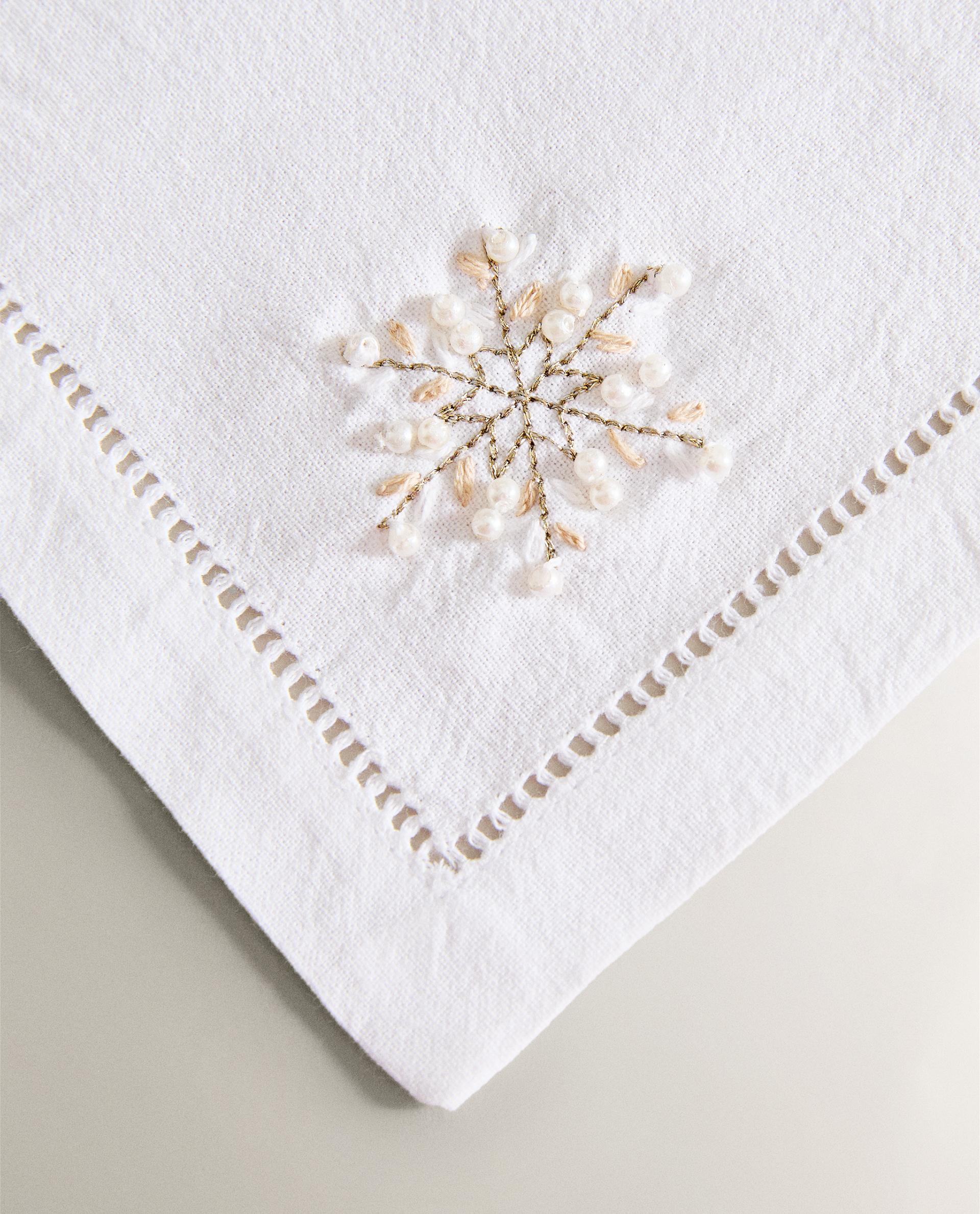 SET OF EMBROIDERED CHRISTMAS APPLIQUÉ NAPKINS (SET OF 4)