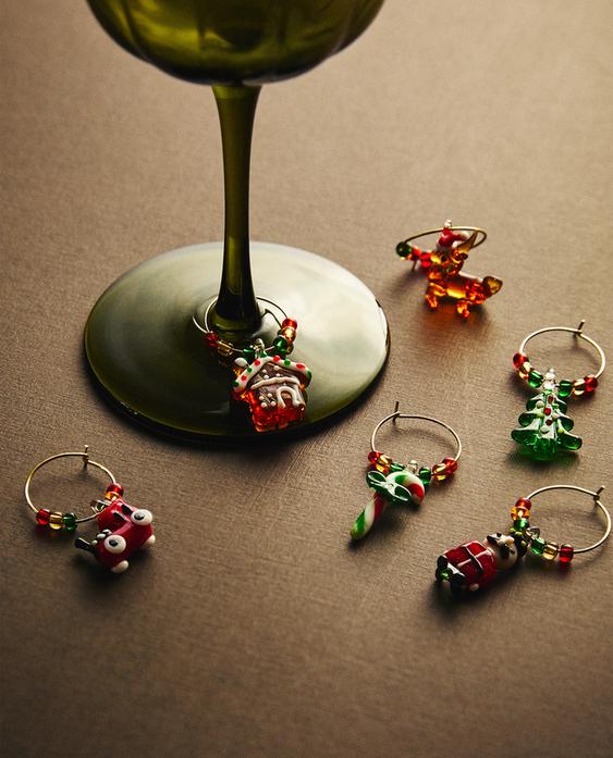 Paket 6 božičnih označevalcev za kozarce z visečimi figuricami: hiša, severni jelen, drevo, palica, Božiček in snežak.