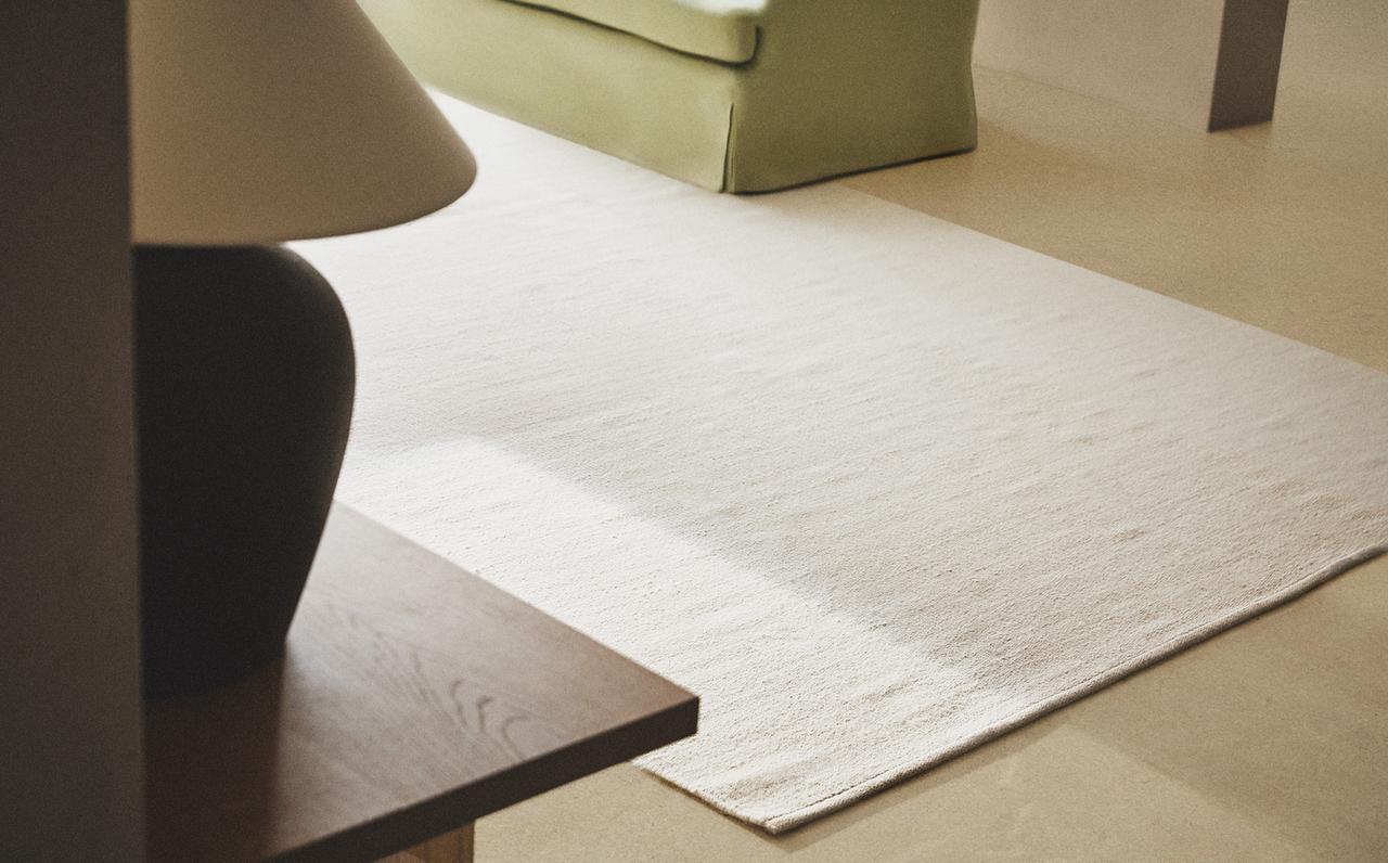 LIGHT-COLOURED WOOL RUG