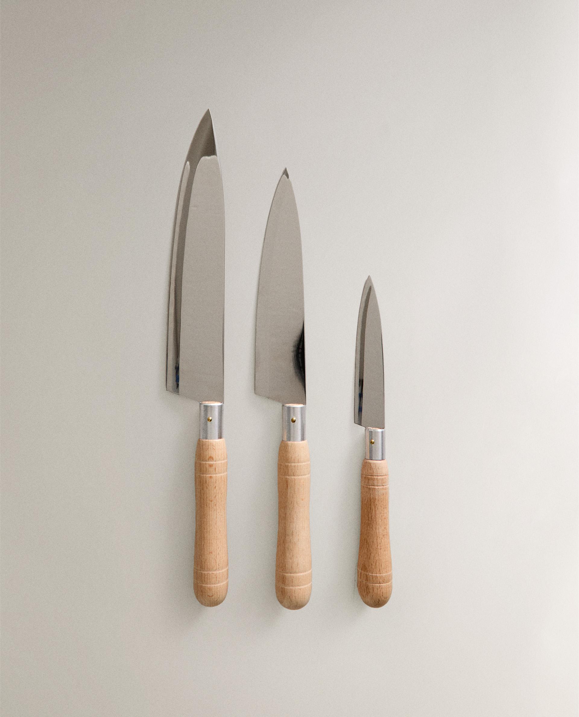 SET OF KNIVES WITH WOODEN HANDLES