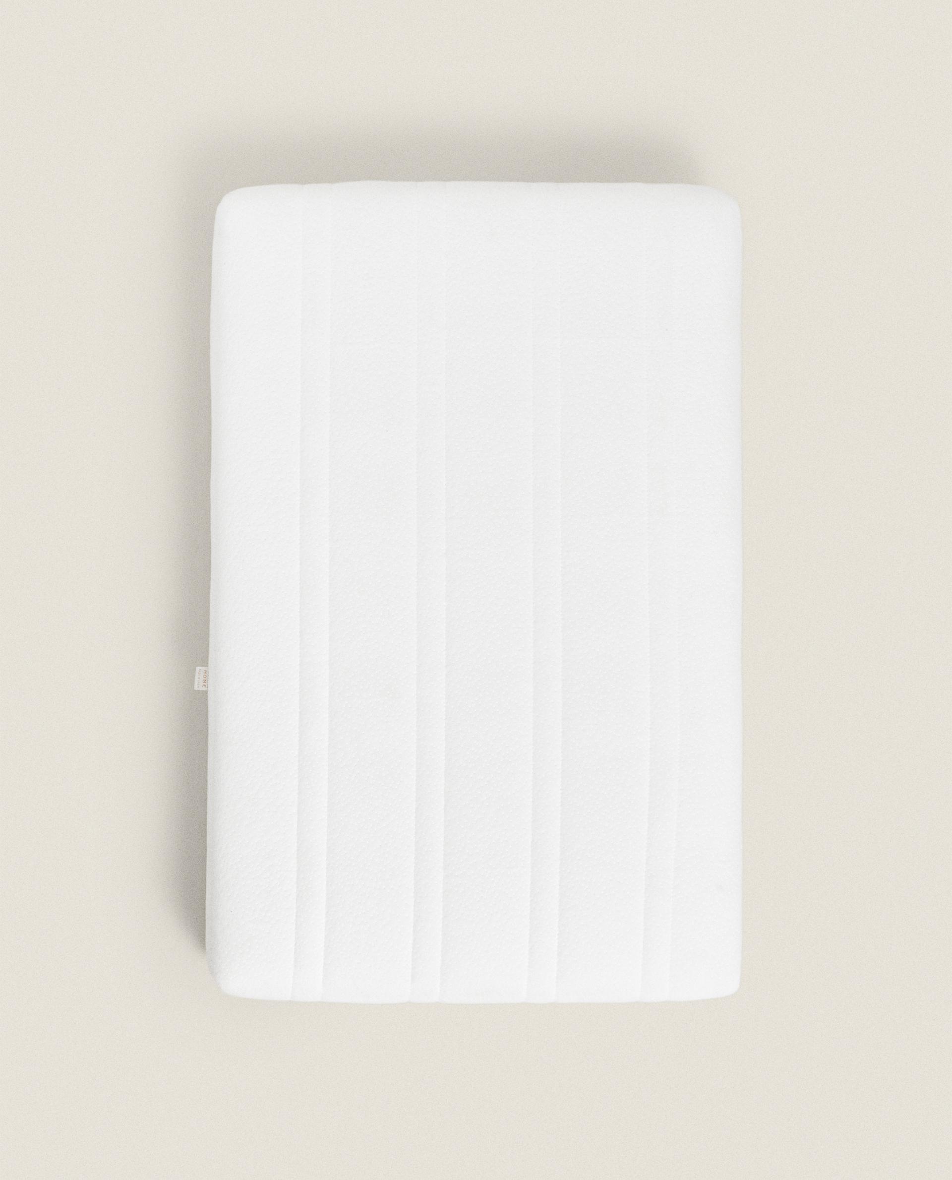 مرتبة سرير صغير من خشب الدردار مرتبة سرير صغير من خشب الدردار