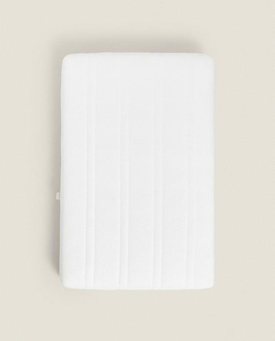 مرتبة سرير صغير من خشب الدردار مرتبة سرير صغير من خشب الدردار