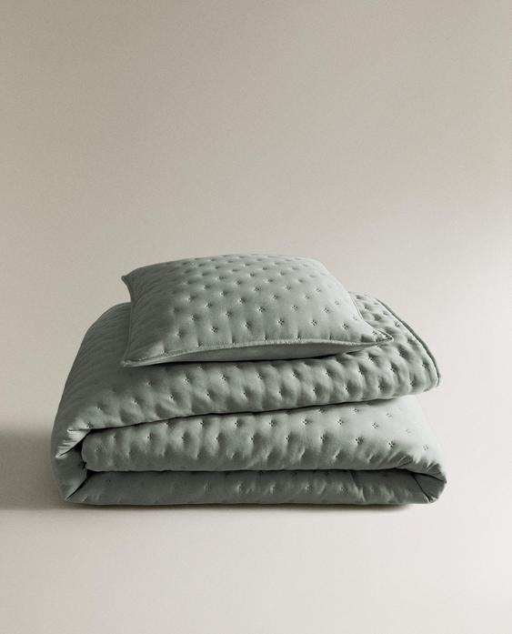 QUILTED BEDSPREAD WITH DOTS