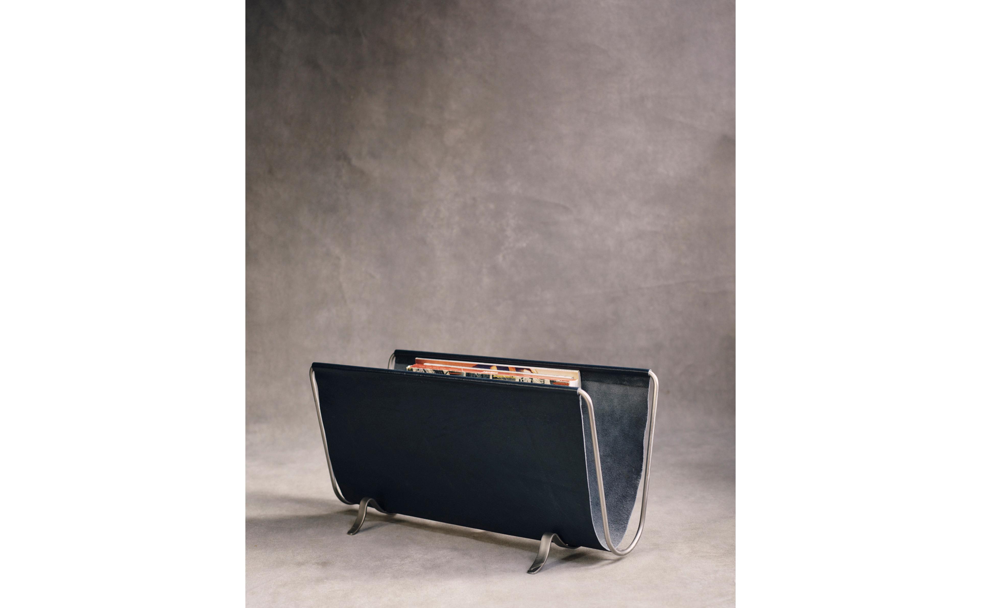 LEATHER MAGAZINE RACK WITH METAL STRUCTURE