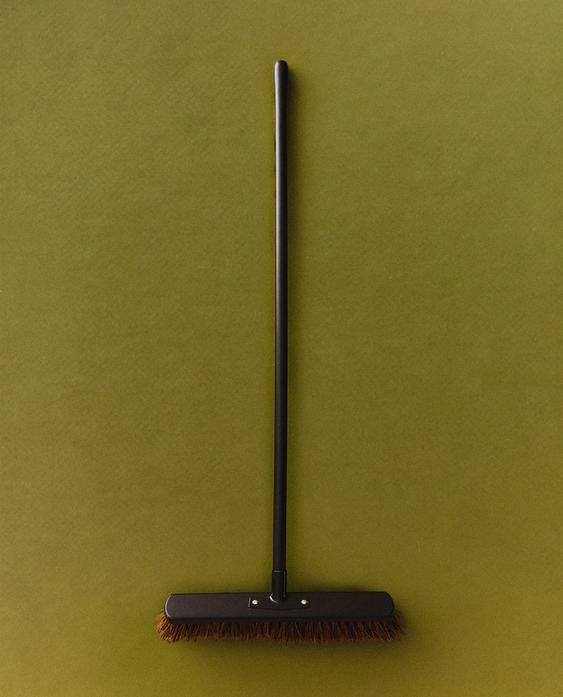 GARDEN BROOM WITH WOODEN HANDLE