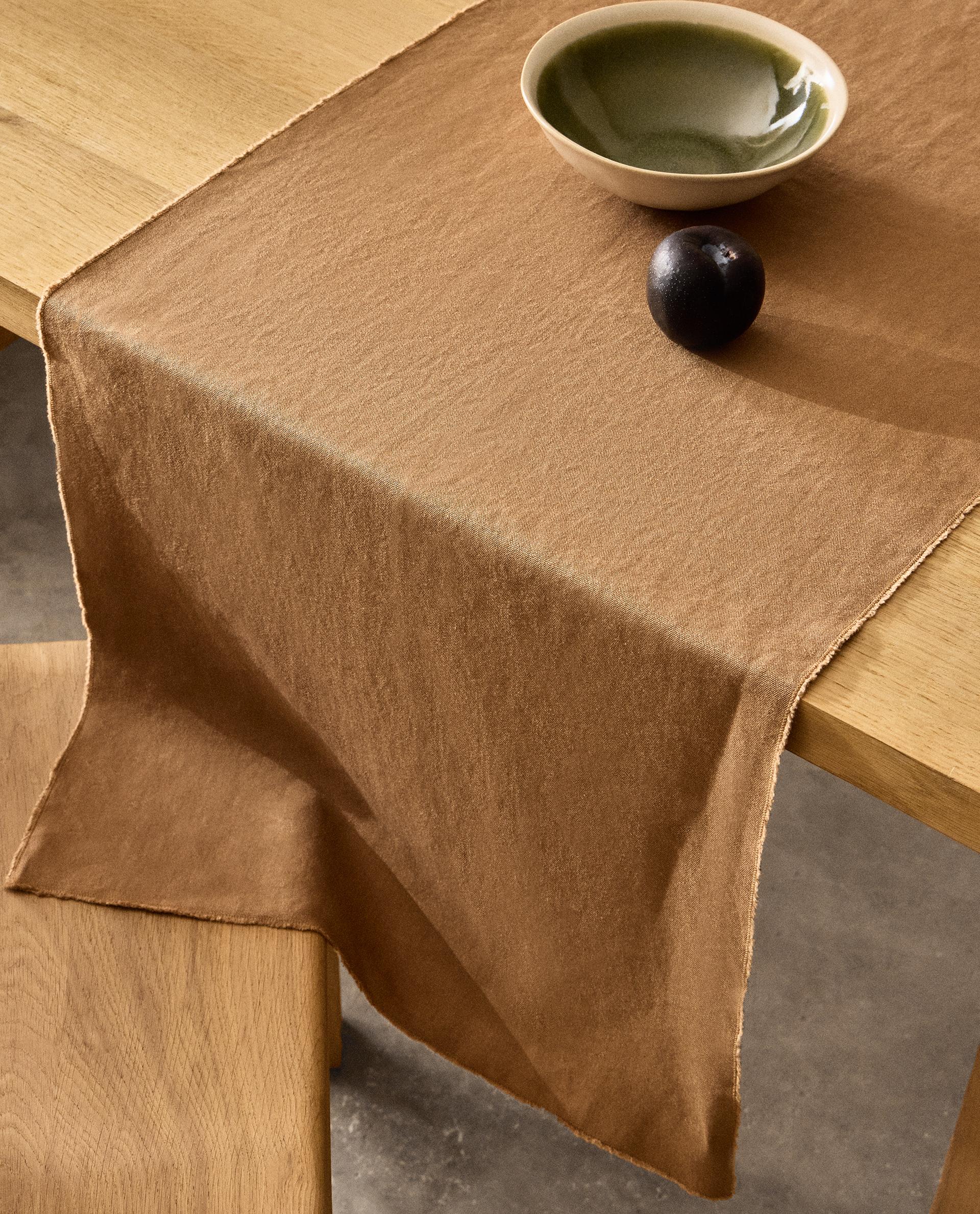 TABLE RUNNER 01