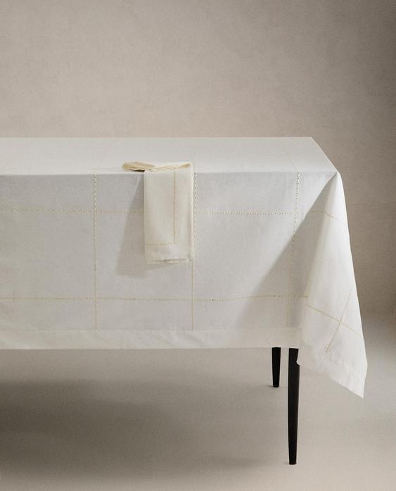 TOALHA DE MESA COM INSERÇÃO E BORDADO FLORAL