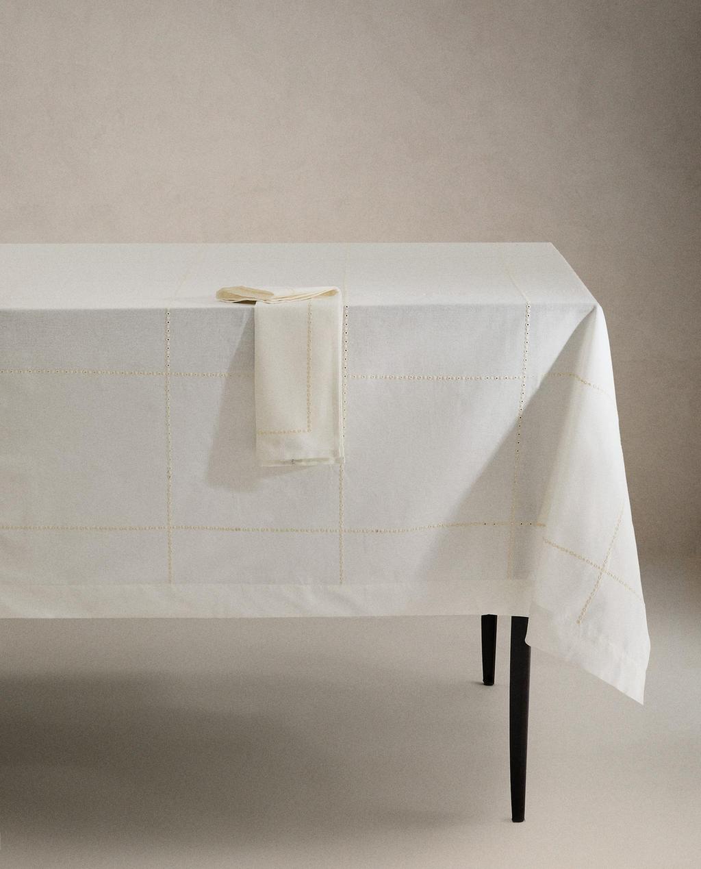 TOALHA DE MESA COM INSERÇÃO E BORDADO FLORAL