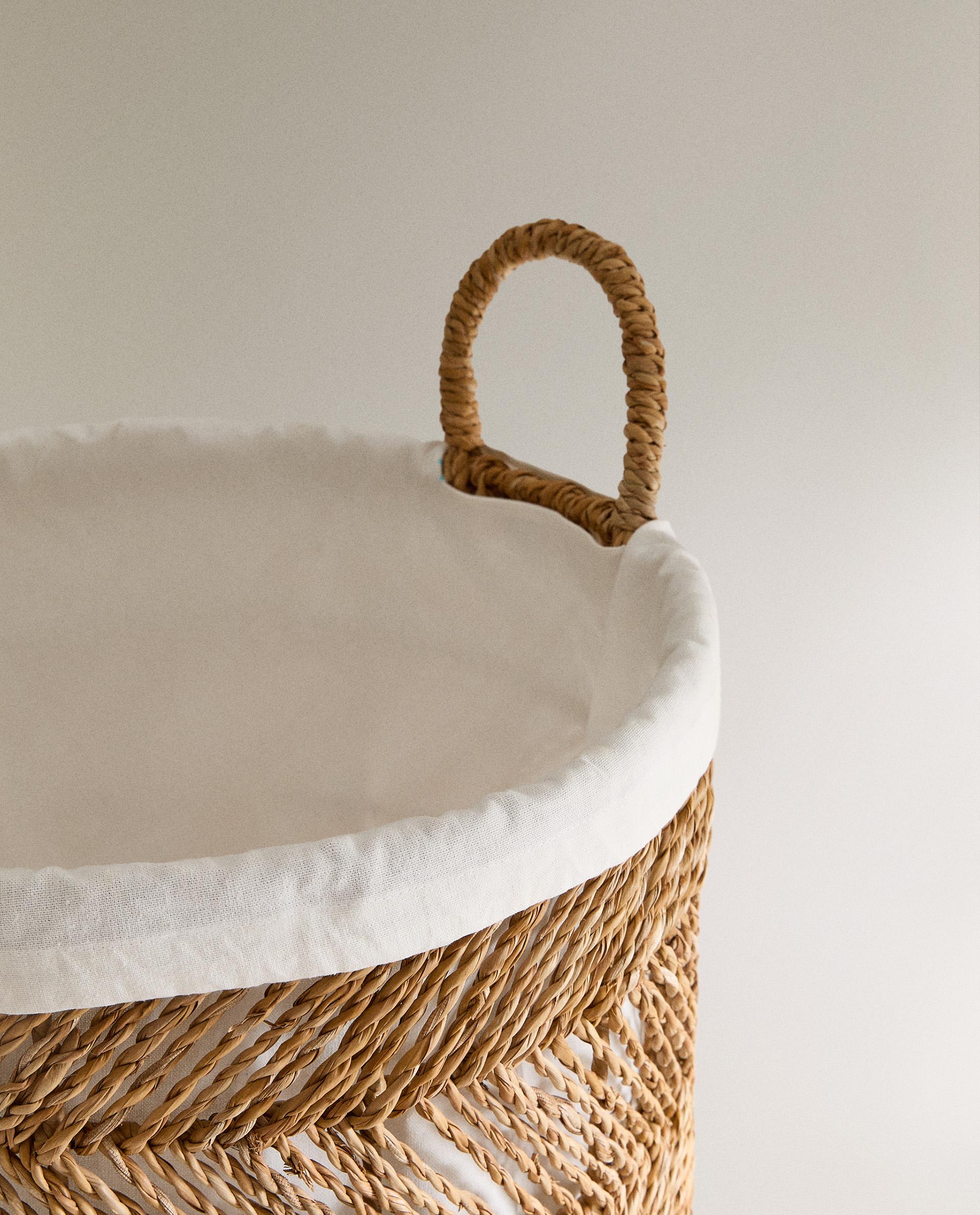 ROUND HAMPER WITH LINEN LINING