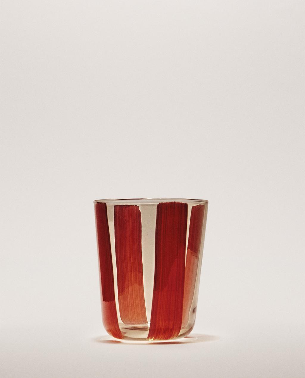 كوب زجاج مخطط