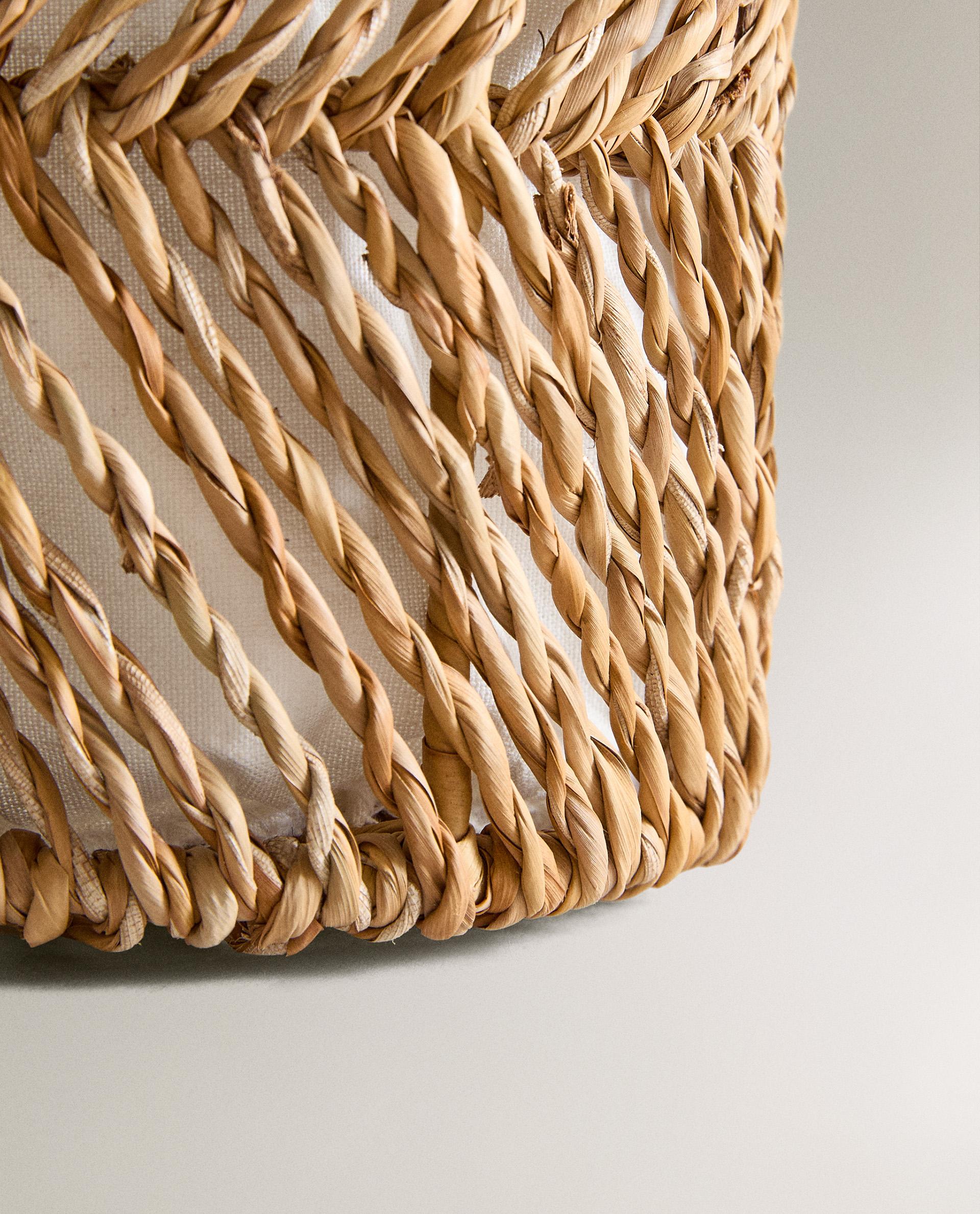 ROUND HAMPER WITH LINEN LINING