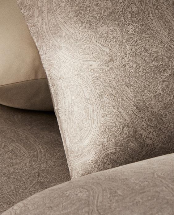 KOPFKISSENBEZUG AUS SATIN MIT PAISLEY-MUSTER KOPFKISSENBEZUG AUS SATIN MIT PAISLEY-MUSTER