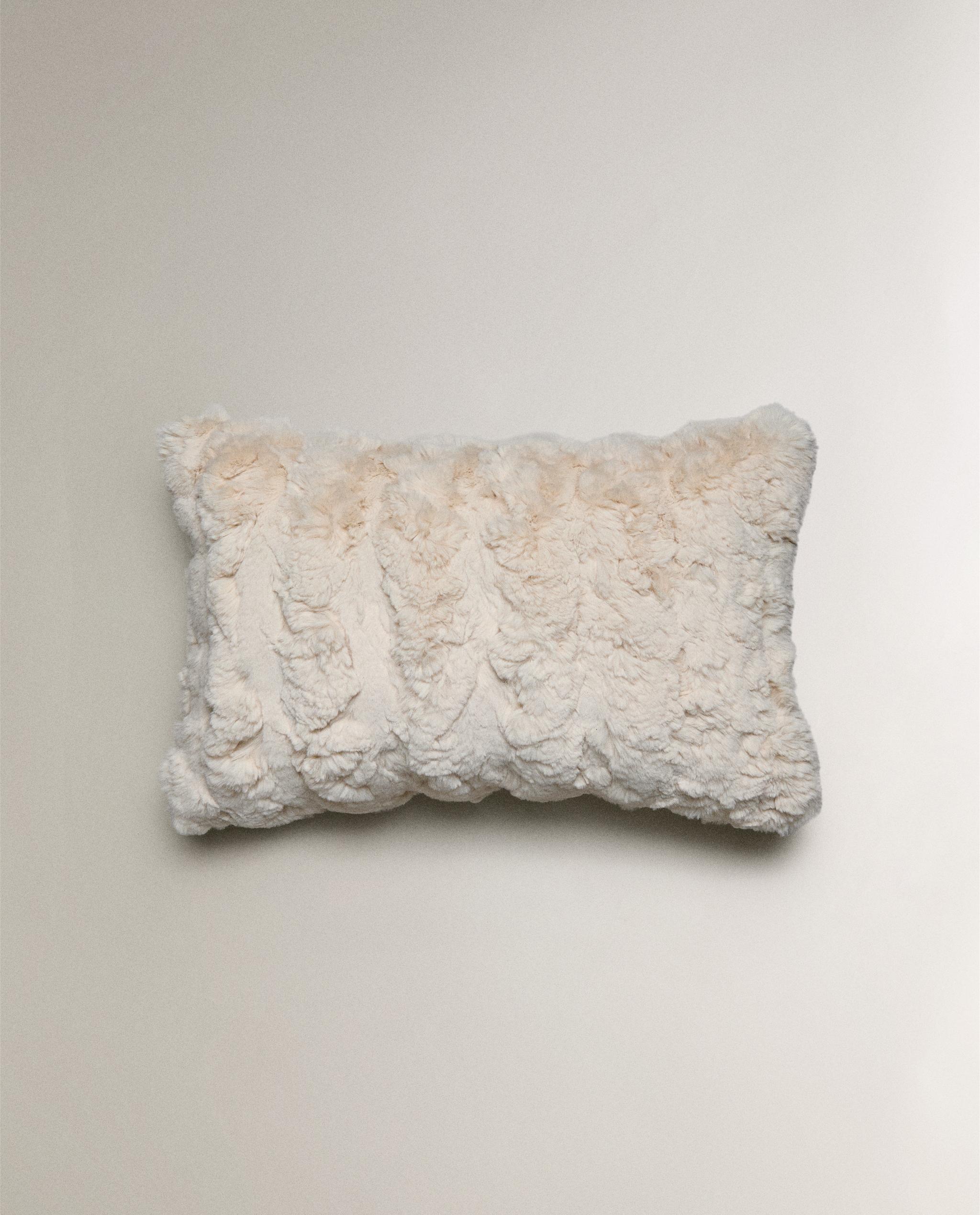 ZARAホーム　サテン　羽ファー付き⭐️豪華クッション2つセット ZARAホーム サテン 羽ファー付き⭐️豪華クッション2つセット