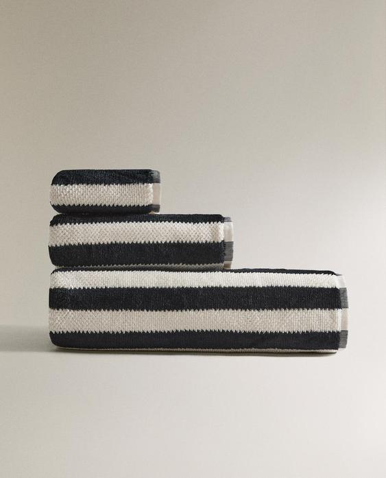 STRUKTURVÆVET VELOUR BADEHÅNDKLÆDE STRUKTURVÆVET VELOUR BADEHÅNDKLÆDE