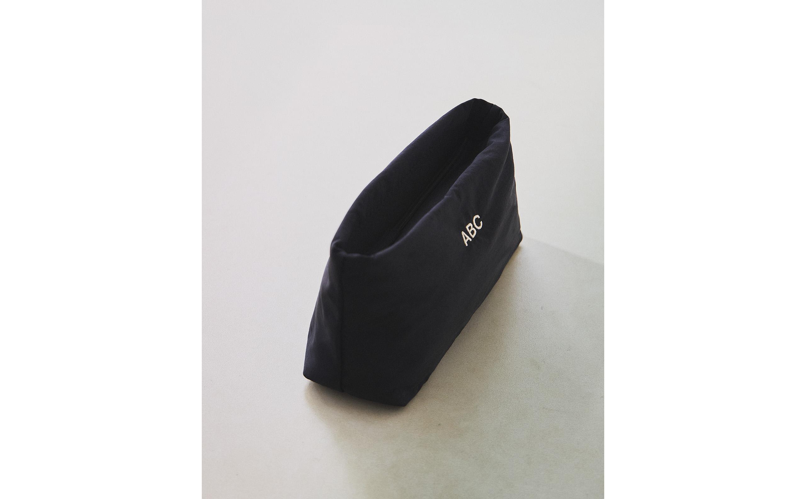 MEDIUM TECHNICAL FABRIC WASH BAG product thumbnail 12