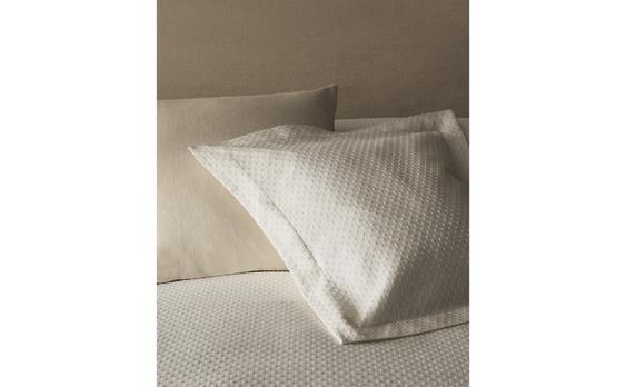 SARUNG BANTAL SOFA DENGAN DESAIN POLKA DOT