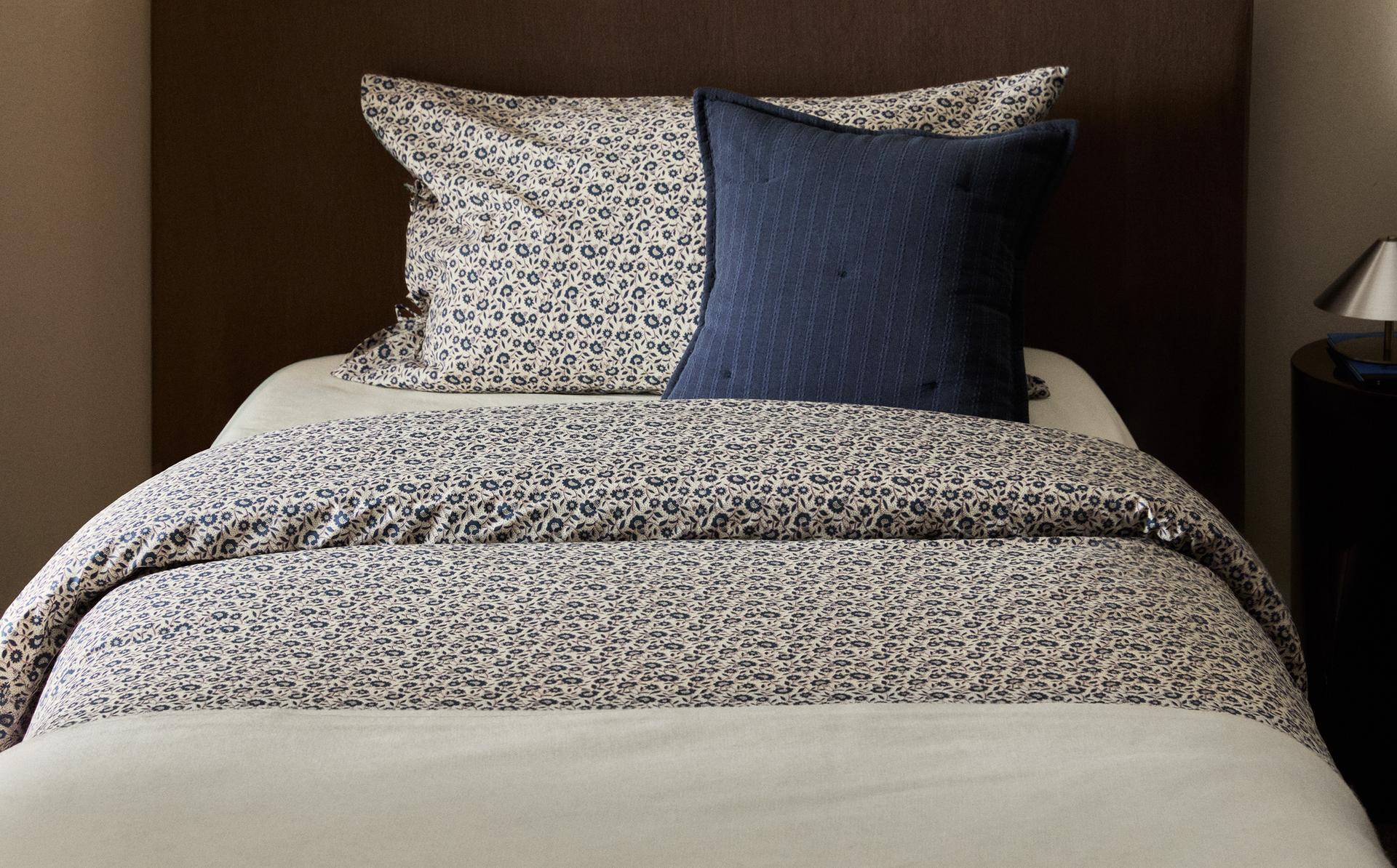 BLOMMIGT PÅSLAKAN I BOMULL FÖR BARN BLOMMIGT PÅSLAKAN I BOMULL FÖR BARN