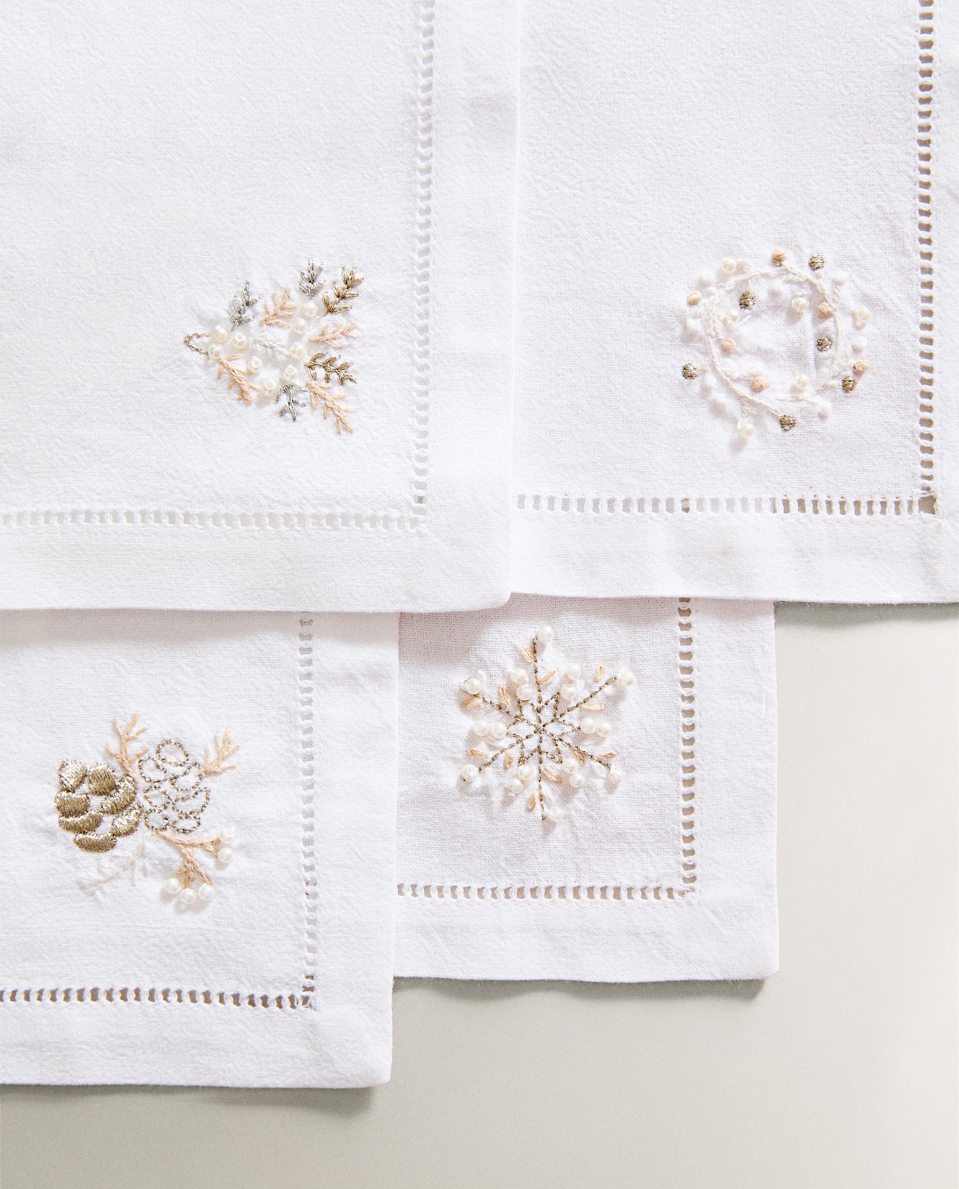 SET OF EMBROIDERED CHRISTMAS APPLIQUÉ NAPKINS (SET OF 4)