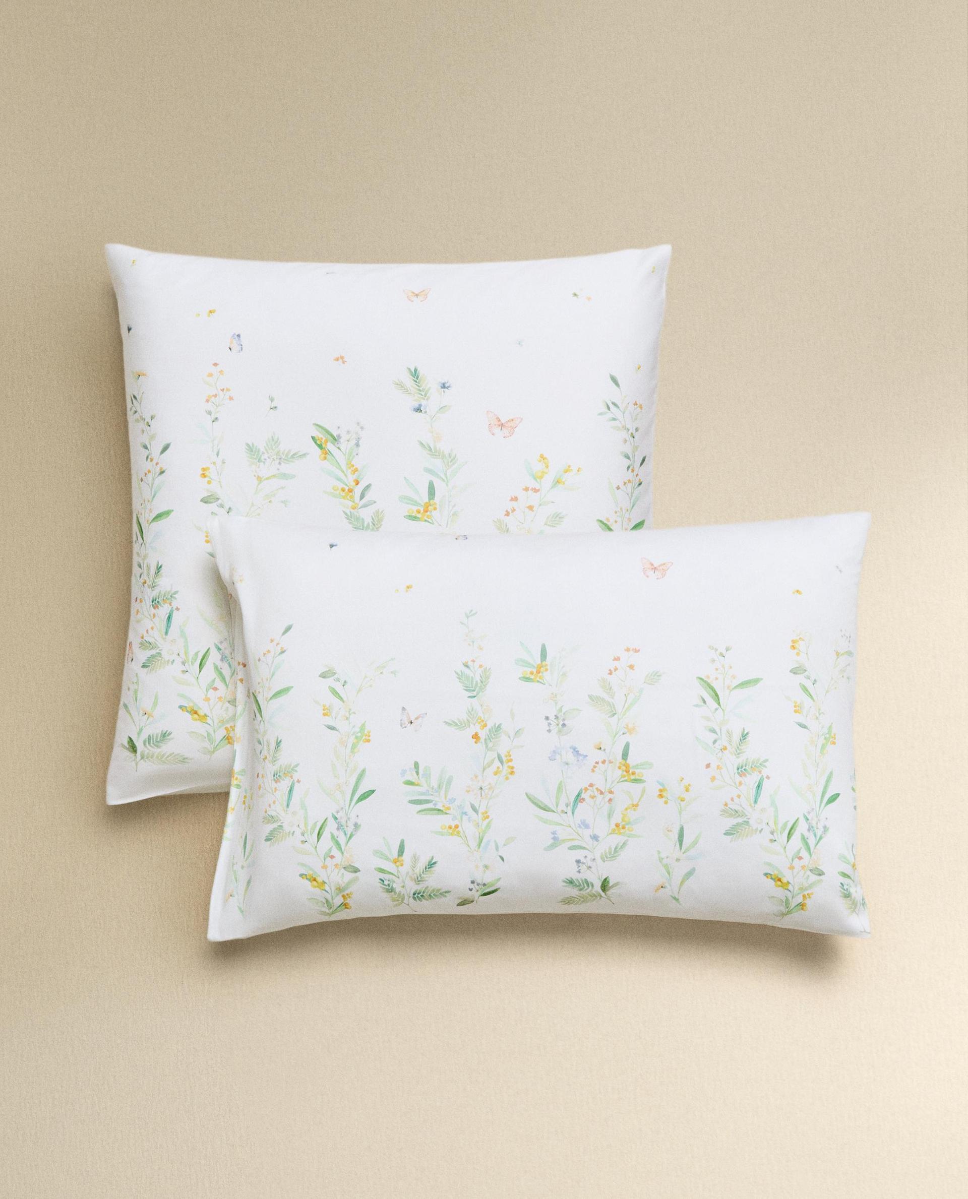 KOPFKISSENBEZUG AUS SATIN MIT BLÄTTER- UND BLUMENMUSTER KOPFKISSENBEZUG AUS SATIN MIT BLÄTTER- UND BLUMENMUSTER