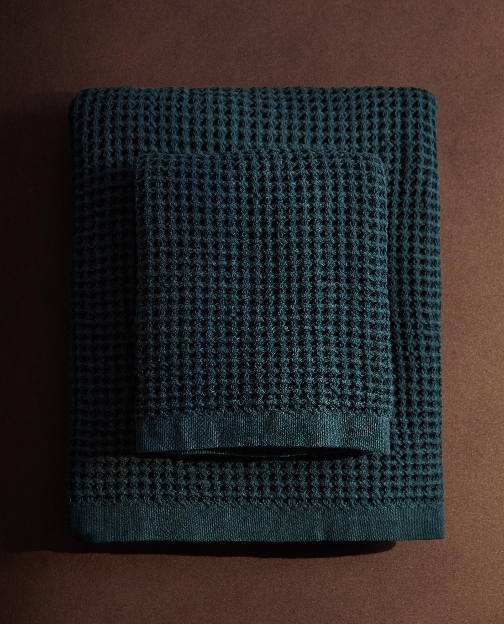 WAFFLE-KNIT COTTON BATH TOWEL