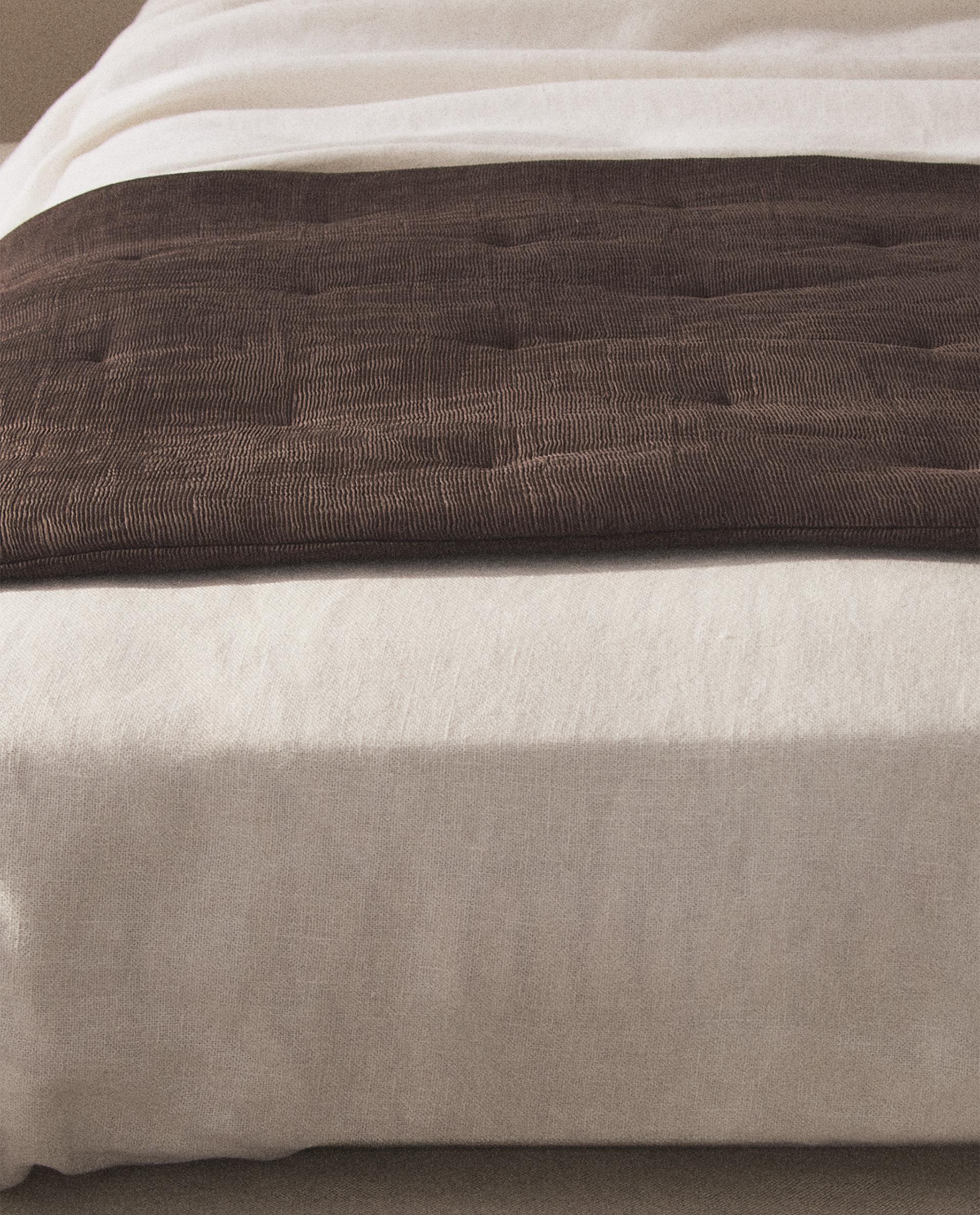 PLEATED FOOT OF THE BED QUILTED BEDSPREAD PLEATED FOOT OF THE BED QUILTED BEDSPREAD