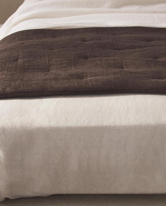 PLEATED FOOT OF THE BED QUILTED BEDSPREAD PLEATED FOOT OF THE BED QUILTED BEDSPREAD