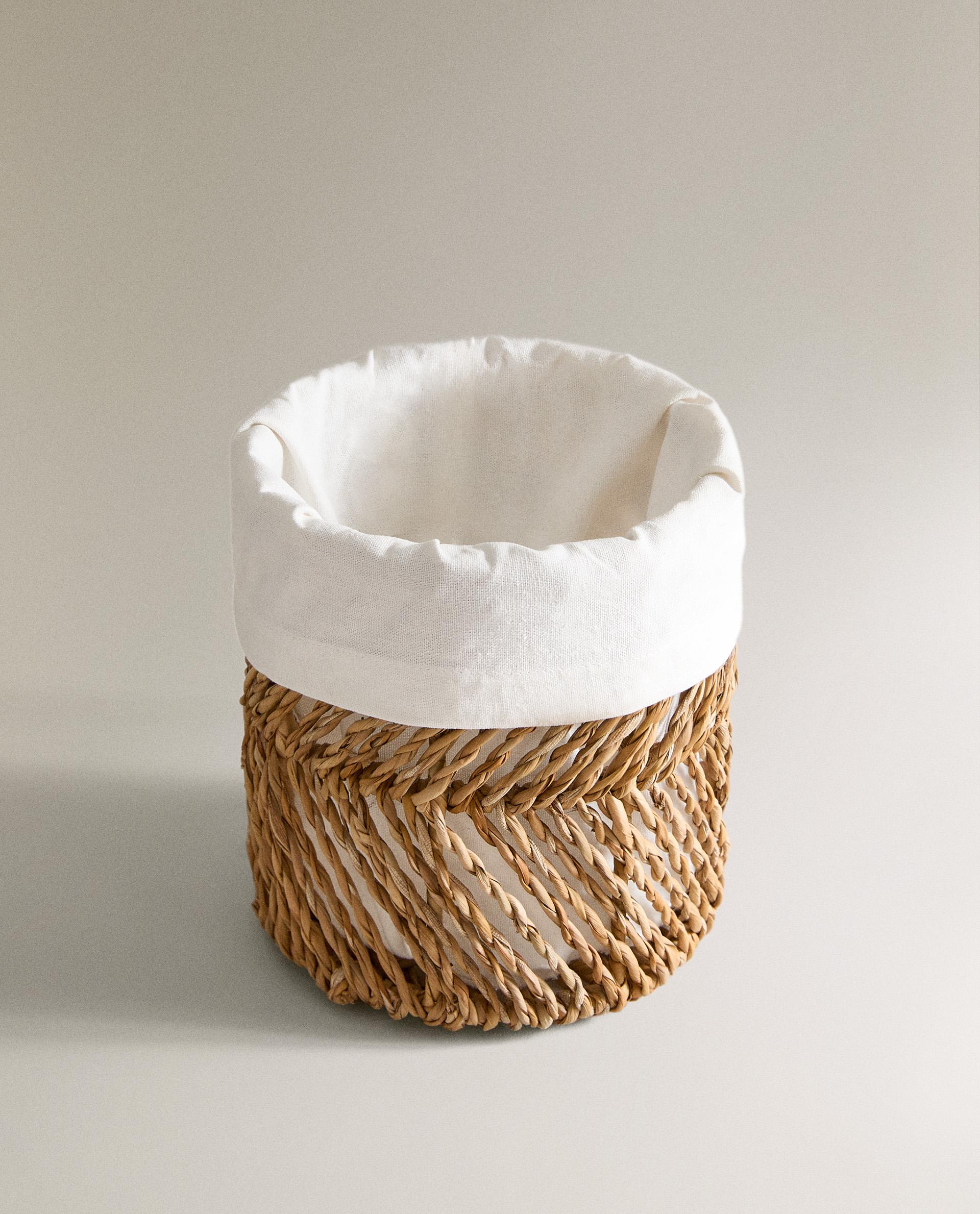 ROUND HAMPER WITH LINEN LINING