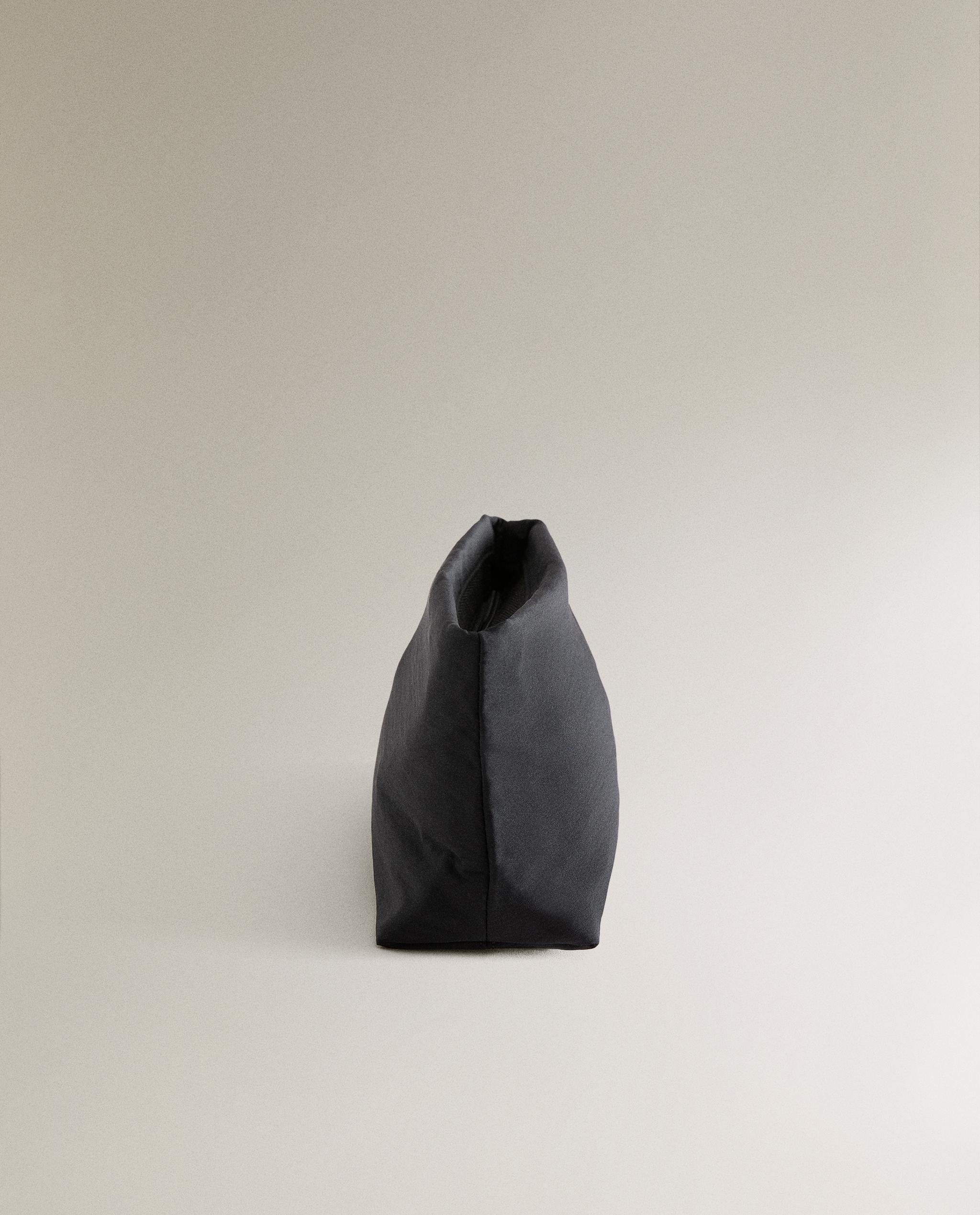 MEDIUM TECHNICAL FABRIC WASH BAG product thumbnail 3