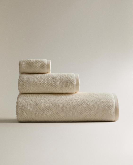 منشفة حمام بملمس مائل