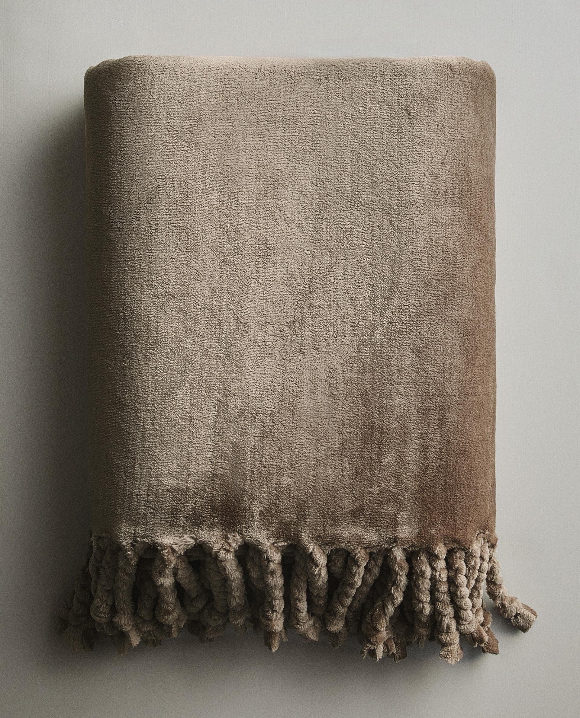 FLEECE THROW WITH FRINGING FLEECE THROW WITH FRINGING